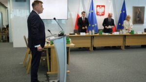 Warszawa, 22.07.2024. Wezwany w charakterze świadka, były szef Agencji Bezpieczeństwa Wewnętrznego Krzysztof Wacławek (L) na posiedzeniu sejmowej komisji śledczej ds. afery wizowej, 22 bm. w Sejmie w Warszawie. Fot. PAP/Paweł Supernak