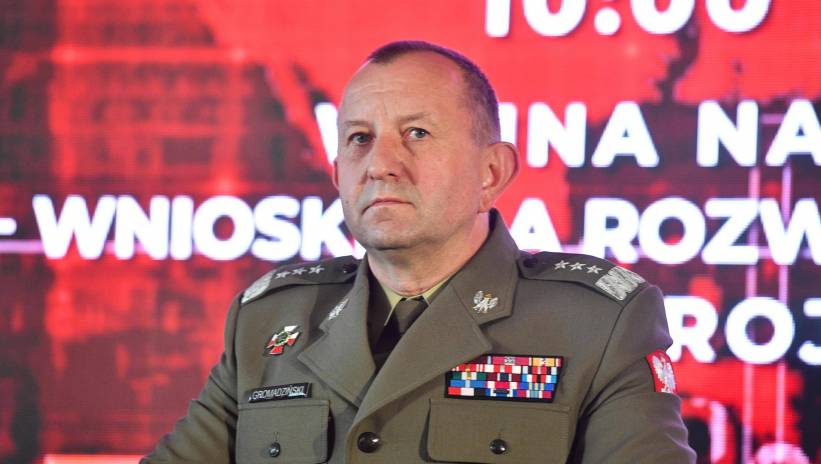 Warszawa, 24.05.2023. Radca-Koordynator Szefa Sztabu Generalnego Wojska Polskiego gen. broni Jarosław Gromadziński podczas debaty "Wojna na Ukrainie – wnioski dla rozwoju i modernizacji sił zbrojnych RP" w ramach konferencji branży obronnej "Defence24 Day" w Hotelu Sofitel w Warszawie, 24 bm. Fot. PAP/Radek Pietruszka