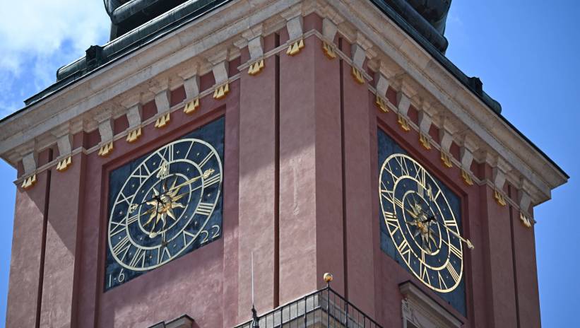 Warszawa, 19.07.2024. Zegar na Wieży Zegarowej Zamku Królewskiego w Warszawie, 19 bm. Zegar uruchomiono 19 lipca 1974 roku. Był pierwszym całkowicie ukończonym urządzeniem w odbudowywanym Zamku Królewskim. Kończyło to pierwszy etap oddania budowli, będącej wówczas w stanie surowym. 50. rocznicy uruchomienia zegara towarzyszy otwarcie na Zamku zmodernizowanej wystawy "Zniszczenie i odbudowa Zamku Królewskiego w Warszawie". Fot. PAP/Radek Pietruszka