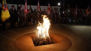 Fot. PAP/Leszek Szymański
Warszawa, 01.08.2024. Obchody 80. rocznicy wybuchu powstania warszawskiego. Uroczystość rozpalenia Ognia Pamięci na Kopcu Powstania Warszawskiego w Warszawie, 1 bm. W stolicy trwają obchody 80. rocznicy powstania warszawskiego - wystąpienia zbrojnego przeciwko okupującym Warszawę wojskom niemieckim, zorganizowanego przez Armię Krajową. (ad) PAP/Leszek Szymański