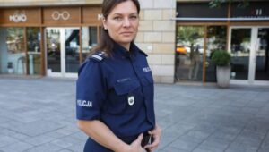 Fot. PAP/Tomasz Gzell
Warszawa, 02.08.2024. Rzecznik Prasowy Komendanta Głównego Policji. insp. Katarzyna Nowak przed siedzibą Polskiej Agencji Prasowej w Warszawie, 2 bm. Katarzyna Nowak była gościem Studia PAP. (aldg) PAP/Tomasz Gzell