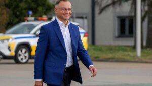 Fot. PAP/Paweł Supernak
Warszawa, 25.07.2024. Prezydent RP Andrzej Duda przed wylotem do Paryża, w Warszawie, 25 bm. Prezydent RP weźmie udział w piątkowej ceremonii otwarcia igrzysk olimpijskich w Paryżu, która po raz pierwszy odbędzie się poza stadionem, na Sekwanie. Podczas czterodniowej wizyty we Francji prezydent planuje także kibicować polskim sportowcom. (ad) PAP/Paweł Supernak