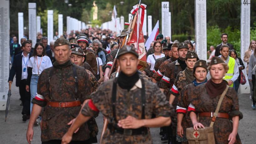 Fot. PAP/Piotr Nowak
Warszawa, 05.08.2025. Uroczystości na Cmentarzu Powstańców Warszawy na warszawskiej Woli, 5 bm. Zakończył się Marsz Pamięci w hołdzie cywilnym ofiarom stolicy, którzy zginęli podczas powstania warszawskiego. Trwają obchody 80. rocznicy powstania warszawskiego. (sko) PAP/Piotr Nowak