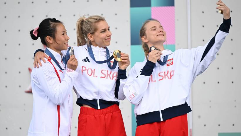 Fot. PAP/Adam Warżawa
Paryż, Francja, 07.08.2024. Igrzyska Olimpijskie Paryż 2024. Medalistki wspinaczki na czas pozują do zdjęcia podczas dekoracji, 7 bm. Polka Aleksandra Mirosław (C) zdobyła złoty medal we wspinaczce na czas, Chinka Lijuan Deng (L) wywalczyła srebro, a Polka Aleksandra Kałucka (P) - brąz. (gj) PAP/Adam Warżawa