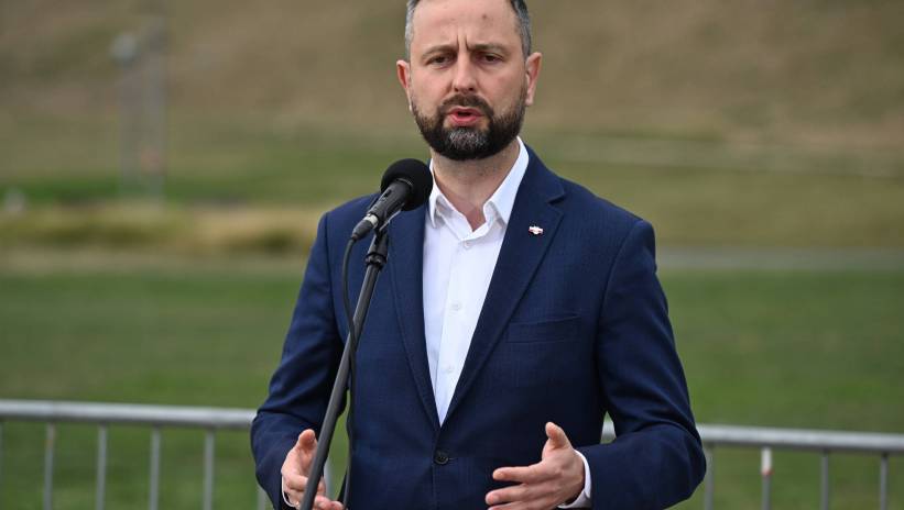 Fot. PAP/Radek Pietruszka
Warszawa, 11.08.2024. Wicepremier, minister obrony narodowej Władysław Kosiniak-Kamysz podczas briefingu prasowego towarszyszącego próbie generalnej do defilady z okazji Święta Wojska Polskiego na Wisłostradzie w Warszawie, 11 bm. Będąca kulminacyjnym punktem obchodów święta defilada nad Wisłą ruszy w czwartek 15 bm. o godz. 14. (miwi) PAP/Radek Pietruszka