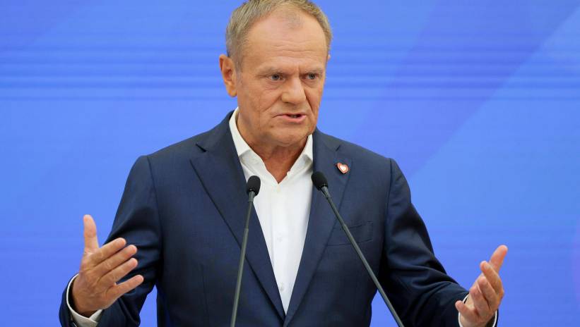 Fot. PAP/Paweł Supernak
Warszawa, 09.08.2024. Premier Donald Tusk w siedzibie KPRM w Warszawie, 9 bm. na konferencji prasowej po podpisaniu przez szefów MSWiA, MS i MF międzyresortowego porozumienia dotyczącego skoordynowania działań podległych im służb w celu zabezpieczenia i odzyskiwania mienia Skarbu Państwa wydanego niezgodnie z prawem, na szkodę interesów publicznych. (ps/dw) PAP/Paweł Supernak