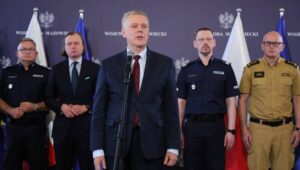 Fot. PAP/Paweł Supernak
Warszawa, 14.08.2024. Minister spraw wewnętrznych i administracji, koordynator służb specjalnych Tomasz Siemoniak (C), wojewoda mazowiecki Mariusz Frankowski (2L), zastępca Komendanta Głównego PSP bryg. mgr inż. Paweł Frysztak (P), komendant główny Policji nadinsp. Marek Boroń (2P), oraz I zastępca komendanta wojewódzkiego Policji zs. w Radomiu insp. Piotr Janik (L) podczas konferencji prasowej po odprawie ze służbami w siedzibie Mazowieckiego Urzędu Wojewódzkiego w Warszawie, 14 bm. (jm) PAP/Paweł Supernak