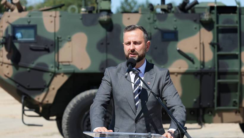 Fot. PAP/Paweł Supernak
Warszawa, 14.08.2024. Wicepremier, minister brony narodowej Władysław Kosiniak-Kamysz podczas uroczystości podpisania umowy wykonawczej nr 1 na zakup Lekkich Opancerzonych Transporterów Rozpoznawczych Kleszcz, 14 bm. na terenie 1. Warszawskiej Brygady Pancernej Warszawa - Wesoła. (jm) PAP/Paweł Supernak