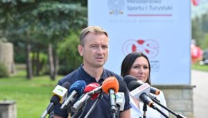 Fot. PAP/Maciej Kulczyński
Duszniki-Zdrój, 14.08.2024. Minister sportu i turystyki Sławomir Nitras (L) i wicemarszałek sejmu Monika Wielichowska (P) podczas konferencji prasowej w COS - Ośrodku Przygotowań Olimpijskich w Dusznikach-Zdroju, 14 bm. (js) PAP/Maciej Kulczyński