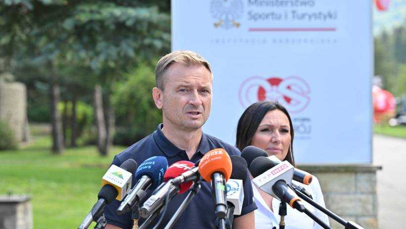 Fot. PAP/Maciej Kulczyński
Duszniki-Zdrój, 14.08.2024. Minister sportu i turystyki Sławomir Nitras (L) i wicemarszałek sejmu Monika Wielichowska (P) podczas konferencji prasowej w COS - Ośrodku Przygotowań Olimpijskich w Dusznikach-Zdroju, 14 bm. (js) PAP/Maciej Kulczyński