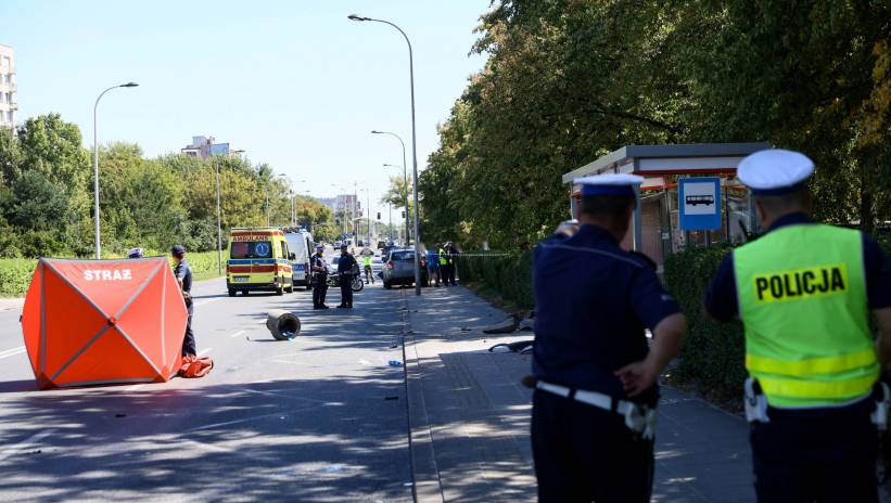 Fot. PAP/Leszek Szymański
Warszawa, 13.08.2024. Miejsce tragicznego wypadku przy u. Woronicza w Warszawie, 13 bm. Samochód osobowy wjechał w przystanek autobusowy. Jedna osoba nie żyje, dziewięć zostało rannych. PAP/Leszek Szymański ***Do tego materiału zdjęciowego dostępna jest również depesza w systemie CSI, pt.: Warszawa/ Samochód wjechał w przystanek, jedna osoba nie żyje (aktl.)***