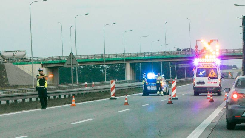 Fot. PAP/Krzysztof Cesarz
Kwiatów (pow. złotoryjski), 17.08.2024. Autostrada A4 na wysokości miejscowości Kwiatów zamknięta dla ruchu, aby umożliwić przeprowadzane z użyciem psa policyjnego poszukiwania tropu zaginionej kobiety, 17 bm. Mieszkanka Kruszyna koło Bolesławca, 35-letnia Izabela Parzyszek, zaginęła 9 bm. w okolicach Legnicy. Jechała autostradą A4 do Wrocławia. Na wysokości miejscowości Kwiatów popsuł się jej samochód. Zostawiła auto i udała się w nieznanym kierunku. Od tej pory nie dała znaku życia. (jm) PAP/Krzysztof Cesarz ***Do tego materiału zdjęciowego dostępna jest również depesza w systemie CSI, pt.: Dolnośląskie/ Policjanci zamknęli autostradę, aby szukać śladów po zaginionej Izabeli Parzyszek***