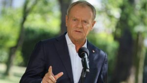 Fot. PAP/Paweł Supernak
Warszawa, 13.08.2024. Premier Donald Tusk podczas konferencji prasowej po posiedzeniu rządu przed siedzibą KPRM w Warszawie, 13 bm. (ad) PAP/Paweł Supernak