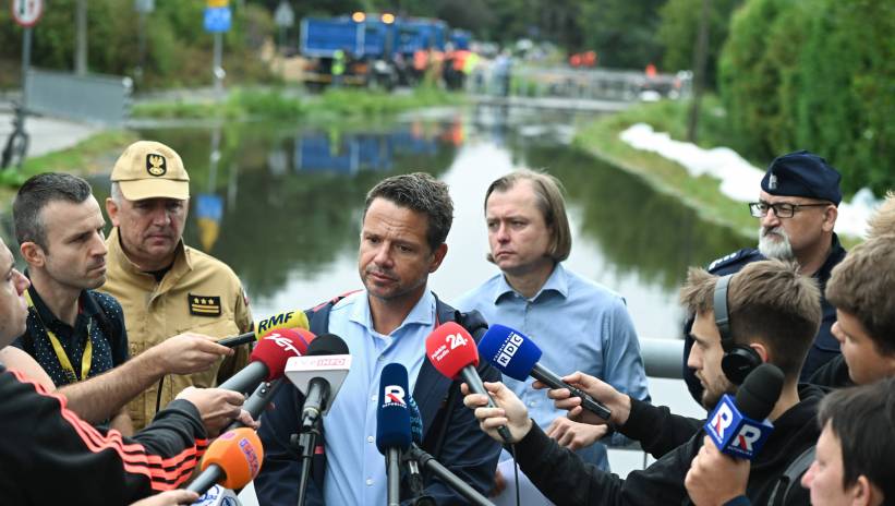 Fot. PAP/Radek Pietruszka
Warszawa, 20.08.2024. Prezydent Warszawy Rafał Trzaskowski (C), wojewoda mazowiecki Mariusz Frankowski (2P), szef KSP inspektor Dariusz Walichnowski (P), komendant miejski PSP m. Warszawy st. Roman Krzywiec (2L) na briefingu prasowym w Warszawie, 20 bm. Spotkanie dot. sytuacji w mieście po wielogodzinnych ulewach. (mr) PAP/Radek Pietruszka