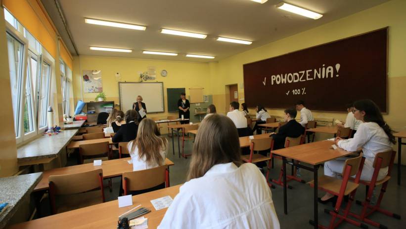 Fot. PAP/Lech Muszyński
Gorzów Wielkopolski, 24.05.2022. Uczniowie przed egzaminem ósmoklasisty w Szkole Podstawowej nr 21 im. Orląt Lwowskich w Gorzowie Wielkopolskim, 24 bm. Ponad pół miliona uczniów VIII klas szkół podstawowych rozpoczyna dziś egzamin ósmoklasisty od testu z języka polskiego. (jm) PAP/Lech Muszyński