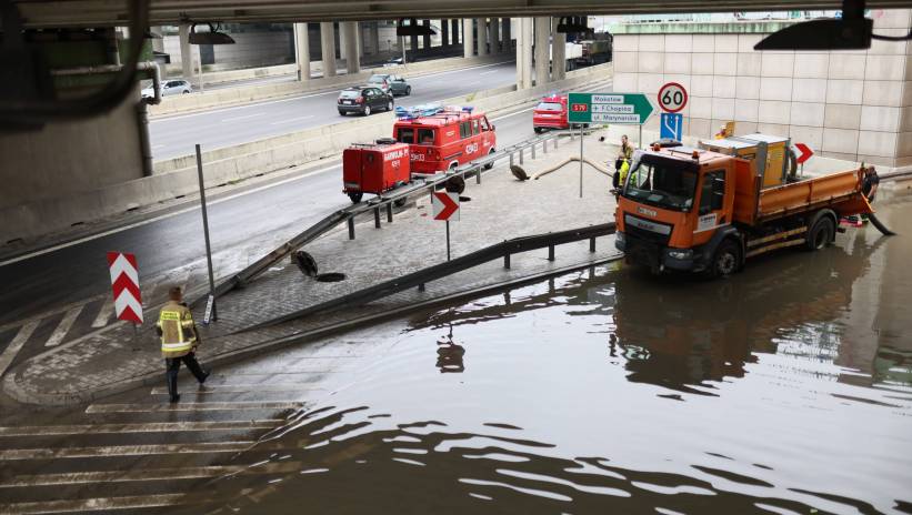 Fot. PAP/Leszek Szymański
Warszawa, 20.08.2024. Zalany tunel przy lotnisku Okęcie, na trasie S2 w Warszawie, 20 bm. Warszawska straż pożarna odnotowała około 800 zgłoszeń w związku z ulewą, która przeszła ostatniej doby przez miasto. (mr) PAP/Leszek Szymański