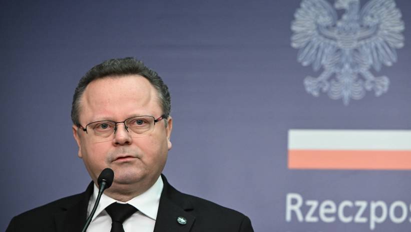 Fot. PAP/Radek Pietruszka
Warszawa, 05.04.2024. Wiceminister spraw zagranicznych Andrzej Szejna podczas konferencji prasowej w siedzibie MSZ w Warszawie, 5 bm. po spotkaniu z ambasadorem Izraela Jakowem Liwne. Jakow Liwne został wezwany do MSZ po tym jak siedmioro wolontariuszy organizacji humanitarnej World Central Kitchen, w tym Polak, zginęło w izraelskim ataku w Strefie Gazy. (sko) PAP/Radek Pietruszka