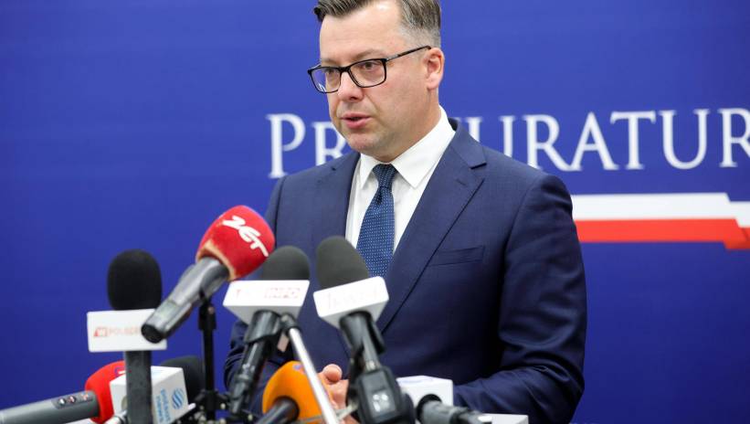 Fot. PAP/Rafał Guz
Warszawa, 15.07.2024. Rzecznik Prokuratury Krajowej Przemysław Nowak na konferencji prasowej w Warszawie, 15 bm. Dziś na polecenie prokuratora prowadzącego śledztwo dotyczące nieprawidłowości w Funduszu Sprawiedliwości ABW zatrzymała posła Marcina Romanowskiego. Poseł ma usłyszeć 11 zarzutów dotyczących okresu 2019-2023, kiedy był wiceministrem sprawiedliwości, który nadzorował Fundusz. (doro) PAP/Rafał Guz