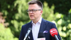 Fot. PAP/Leszek Szymański
Warszawa, 23.08.2024. Marszałek Sejmu Szymon Hołownia podczas konferencji prasowej przed gmachem Sejmu w Warszawie, 23 bm. Konferencja dot. m.in. spotkania liderów koalicji rządzącej, które odbyło się wieczorem w czwartek 22 bm. (jm) PAP/Leszek Szymański