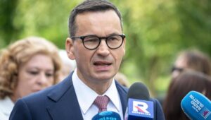 Fot. PAP/Tytus Żmijewski
Nowe Miasto Lubawskie, 23.08.2024. Poseł PiS Mateusz Morawiecki podczas konferencji prasowej, 23 bm. przed Szpitalem w Nowym Mieście Lubawskim, w którym zamykana będzie porodówka. Poseł Morawiecki jest z wizytą w województwie warmińsko-mazurskim, ws. m.in. zamykania porodówek. (tż/ibor) PAP/Tytus Żmijewski