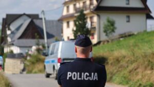 Fot. PAP/Grzegorz Momot
Biały Dunajec, 21.08.2024. Policja pod nadzorem prokuratury ustala okoliczności śmierci 14-latka, odnalezionego rano w jednym z pensjonatów w Białym Dunajcu, 21 bm. W związku z tym zdarzeniem policjanci zatrzymali dorosłego mężczyznę – krewnego zmarłego. (ad) PAP/Grzegorz Momot ***Do tego materiału zdjęciowego dostępna jest również depesza w systemie CSI, pt.: Małopolskie/ Śmierć 14-latka w pensjonacie w Białym Dunajcu; zatrzymany jego krewny***