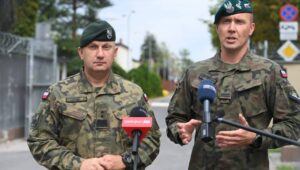 Fot. PAP/Piotr Nowak
Warszawa, 26.08.2024. Dowódca Operacyjny Rodzajów Sił Zbrojnych gen. dyw. Maciej Klisz (L) oraz Szef Wydziału Prasowego DO RSZ ppłk Jacek Goryszewski (P) podczas briefingu prasowego podsumowującego działania podjęte przez Wojsko Polskie w celu zapewnienia bezpieczeństwa polskiej przestrzeni powietrznej, 26 bm. przed siedzibą Dowództwa Generalnego Rodzajów Sił Zbrojnych w Warszawie. Dowódca Operacyjny RSZ poinformował, że na terytorium Polski wleciał prawdopodobnie bezpilotowy statek powietrzny; znajduje się on prawdopodobnie na terenie gminy Tyszowce. (mr) PAP/Piotr Nowak