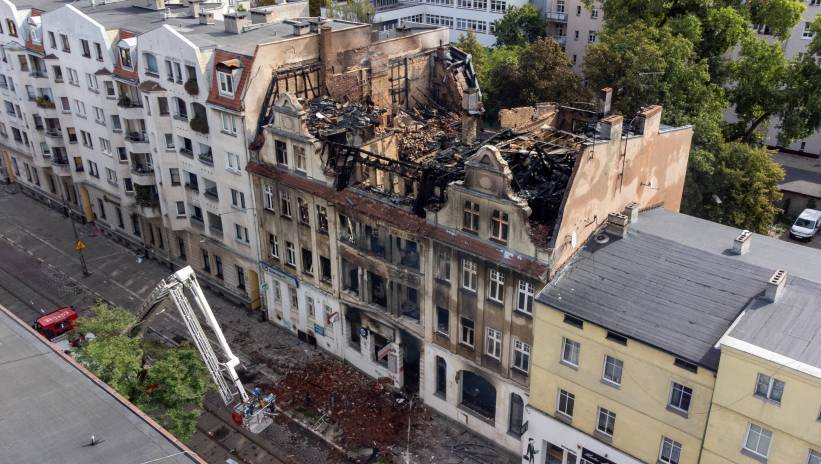 Fot. PAP/Jakub Kaczmarczyk
Poznań, 26.08.2024. Na zdjęciu z drona działania straży pożarnej i policji na miejscu pożaru kamienicy na ulicy Kraszewskiego w Poznaniu, 26 bm. Do pożaru i wybuchu w kamienicy na poznańskich Jeżycach doszło w nocy z 24 na 25 bm. W trakcie akcji zginęło dwóch strażaków, a 11 zostało poszkodowanych. Do szpitala trafiły także trzy postronne osoby ranne w tym zdarzeniu. (mr) PAP/Jakub Kaczmarczyk ***Do tego materiału zdjęciowego dostępna jest również depesza w systemie CSI, pt.: Poznań/ Na miejscu pożaru kamienicy przy ul. Kraszewskiego wciąż pracują strażacy***