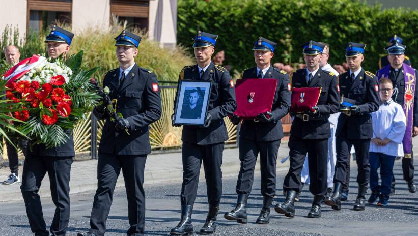 Fot. PAP/Paweł Jaskółka
Tuchorza, 29.08.2024. Pogrzeb ogniomistrza Łukasza Włodarczyka - kondukt żałobny w drodze na cmentarz w Tuchorzy. Dwaj strażacy, ogn. Patryk Michalski i ogn. Łukasz Włodarczyk, zginęli w trakcie działań związanych z pożarem i wybuchem w kamienicy przy ul. Kraszewskiego w Poznaniu. (mr) PAP/Paweł Jaskółka