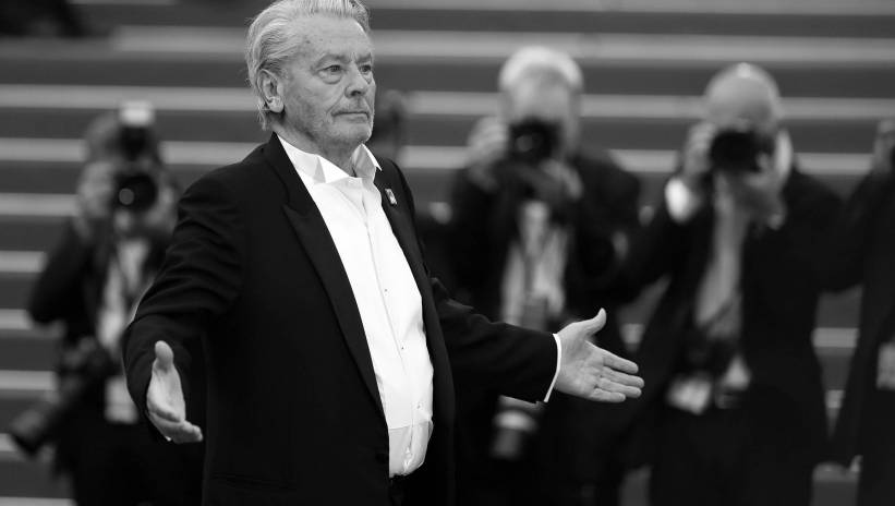 French actor Alain Delon arrives for the screening of 'A Hidden Life' during the 72nd annual Cannes Film Festival, in Cannes, France, 19 May 2019. The movie is presented in the Official Competition of the festival which runs from 14 to 25 May. Fot. PAP/EPA/SEBASTIEN NOGIER