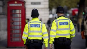 Police officers patrol in Westminster, London, Britain, 02 November 2022. Vetting failures led to people being employed as police officers despite having criminal records, being suspected of serious offenses, having substantial debts, or having family members linked to organized crime, according to a report released by police watchdog His Majesty's Inspectorate of Constabulary and Fire and Rescue Services for England and Wales (HMICFRS) following the murder of Sarah Everard in March 2021 by a serving police officer, Wayne Couzens. Fot. PAP/EPA/TOLGA AKMEN