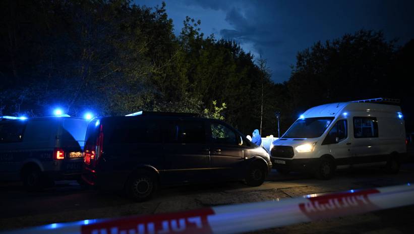 Gdańsk, 18.08.2024. Policjanci z grupy dochodowo-śledczej w miejscu odnalezienia ciała kobiety w Gdańsku-Oliwie, 18 bm. Trwa obława na sprawcę zabójstwa. Fot. PAP/Adam Warżawa