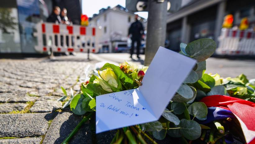 Flowers on a sidewalk in the city center near the crime scene after a knife attack last night during the city festival in Solingen, Germany, 24 August 2024. A man stabbed passers-by at random with a knife at the city festival in Solingen. Three people have been killed and several injured in a knife attack at a town festival in Solingen. The police are calling it an attack and have issued a major alert. The perpetrator is on the run. Fot. PAP/EPA/VOLKER HARTMANN