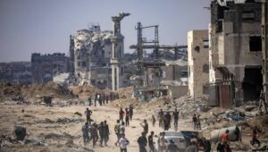 Internally displaced Palestinians move along a damaged street as they inspect the area after a ground military operation by Israeli forces, in Khan Younis camp, southern Gaza Strip, 30 August 2024. According to the Israel Defense Forces (IDF), 'troops have completed their divisional operation in Khan Younis and Deir al-Balah area'. More than 40,000 Palestinians and over 1,400 Israelis have been killed, according to the Palestinian Health Ministry and the Israel Defense Forces (IDF), since Hamas militants launched an attack against Israel from the Gaza Strip on 07 October 2023, and the Israeli operations in Gaza and the West Bank which followed it. Fot. PAP/EPA/HAITHAM IMAD