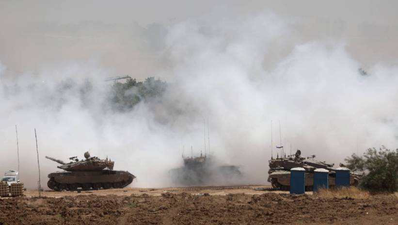 600 Israeli army tanks maneuver along the border fence with the Gaza Strip, at an undisclosed location in southern Israel, 21 May 2024. The Israeli military stated on 21 May that they continued 'operational activities' throughout the Gaza Strip over the past day, where they dismantled some 70 targets. More than 35,000 Palestinians and over 1,400 Israelis have been killed, according to the Palestinian Health Ministry and the Israel Defense Forces (IDF), since Hamas militants launched an attack against Israel from the Gaza Strip on 07 October 2023, and the Israeli operations in Gaza and the West Bank which followed it. Fot. PAP/EPA/ABIR SULTAN