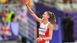 Paryż, Francja, 09.08.2024. Igrzyska Olimpijskie Paryż 2024. Polka Natalia Kaczmarek cieszy się z brązowego medalu po finałowym biegu na 400 m, 9 bm. Fot. PAP/Adam Warżawa