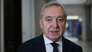 Warszawa, 03.01.2024. Wiceprzewodniczący sejmowej Komisji Finansów Publicznych Henryk Kowalczyk podczas wypowiedzi przed rozpoczęciem posiedzenia komisji, 3 bm. w Sejmie w Warszawie. Posłowie zajmą się dziś rozpatrzeniem opinii komisji sejmowych o rządowym projekcie ustawy budżetowej na rok 2024. Fot. PAP/Leszek Szymański