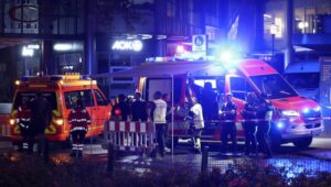 Emergency services after a knife attack during the city festival in a street in Solingen, Germany, 23 August 2024. According to the police, at around 9.45 pm a man stabbed passers-by at random with a knife at the city festival in Solingen. Fot. PAP/EPA/CHRISTOPHER NEUNDORF