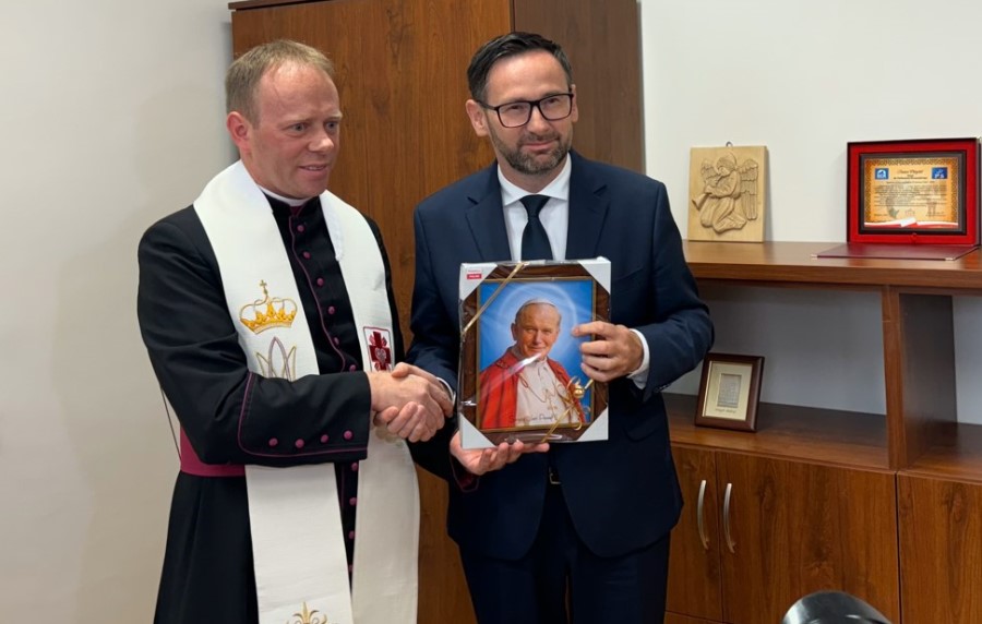 Daniel Obajtek i ksiądz Piotr Potyrała. Fot. Biuro poselskie Daniela Obajtka w Rzeszowie