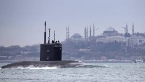 Russian Navy diesel-electric submarine Rostov-on-Don sails in the Bosphorus direction as Black Sea in front of the Blue Mosque and the Hagia Sophia Mosque in Istanbul, Turkey, 13 February 2022. Russian Navy’s ships transiting Black Sea for massive drills amid the tensions between Russia and Ukraine. Fot. PAP/EPA/ERDEM SAHIN