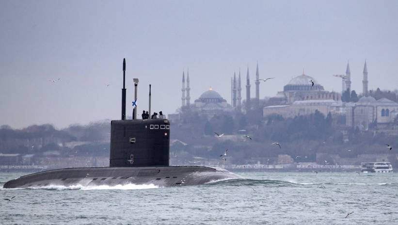 Russian Navy diesel-electric submarine Rostov-on-Don sails in the Bosphorus direction as Black Sea in front of the Blue Mosque and the Hagia Sophia Mosque in Istanbul, Turkey, 13 February 2022. Russian Navy’s ships transiting Black Sea for massive drills amid the tensions between Russia and Ukraine. Fot. PAP/EPA/ERDEM SAHIN