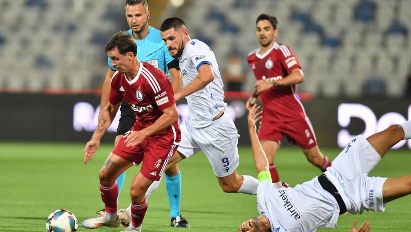 Migouel Alfarela (L) of Legia in action during the UEFA Europa League qualifying play-offs second leg soccer match between Drita and Legia Warszawa in Pristina, Kosovo, 29 August 2024. Fot. PAP/EPA/GEORGI LICOVSKI