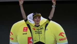 Duńczyk Jonas Vingegaard z grupy Visma-Lease a Bike pozostał liderem kolarskiego 81. wyścigu Tour de Pologne po 6. etapie, 17 bm. Zwycięzcą dzisiejszego etapu z Wadowic do Bukowiny Tatrzańskiej o długości 183,2 km. został Belg Thibau Nys z ekipy Lidl-Trek. Drugie miejsce zajął Włoch Diego Ulissi z UAE Team Emirates, a trzeci był Brytyjczyk Oscar Onley z DSM-firmenich. Fot. PAP/Grzegorz Momot