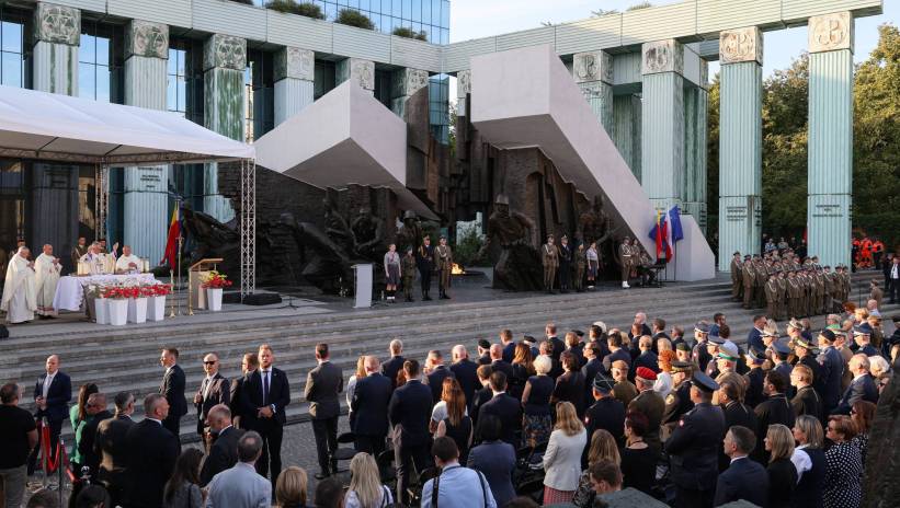 Warszawa, 31.07.2024. Obchody 80. rocznicy wybuchu powstania warszawskiego. Polowa msza święta pod Pomnikiem Powstania Warszawskiego na pl. Krasińskich w Warszawie, 31 bm. Wydarzenie odbyło się w przeddzień 80. rocznicy wybuchu powstania warszawskiego. Fot. PAP/Paweł Supernak