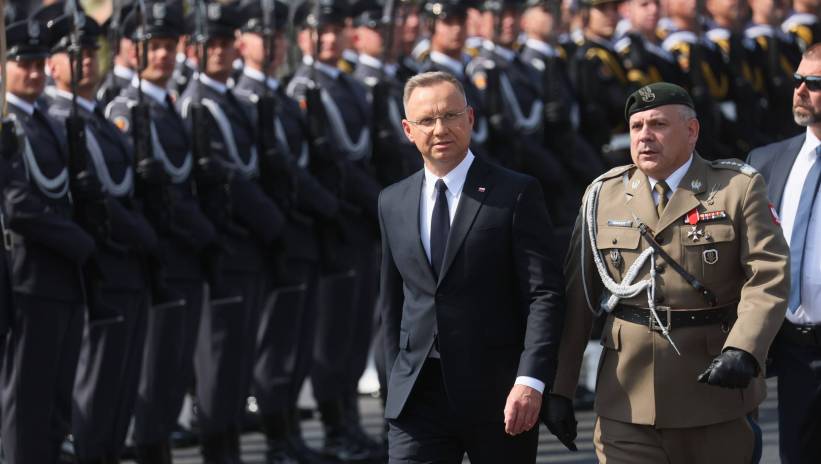 Warszawa, 15.08.2024. Prezydent RP Andrzej Duda (C) i szef Sztabu Generalnego Wojska Polskiego gen. Wiesław Kukuła (P) przed rozpoczęciem defilady z okazji Święta Wojska Polskiego na Wisłostradzie w Warszawie, 15 bm. W defiladzie biorą udział żołnierze wszystkich rodzajów Sił Zbrojnych RP, a także wojsk i struktur sojuszniczych: ze Stanów Zjednoczonych, Wielkiej Brytanii i Rumunii, reprezentacji Eurokorpusu i Centrum Szkolenia Sił Połączonych NATO. Fot. PAP/Leszek Szymański