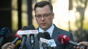 Warszawa, 27.08.2024. Rzecznik Prokuratury Krajowej Przemysław Nowak podczas wypowiedzi dla mediów przed siedzibą Prokuratury w Warszawie, 27 bm. Poseł klubu PiS, polityk Suwerennej Polski Michał Woś stawił się na przesłuchanie przez Prokuraturę Krajową, która prowadzi śledztwo w sprawie Funduszu Sprawiedliwości. Fot. PAP/Marcin Obara