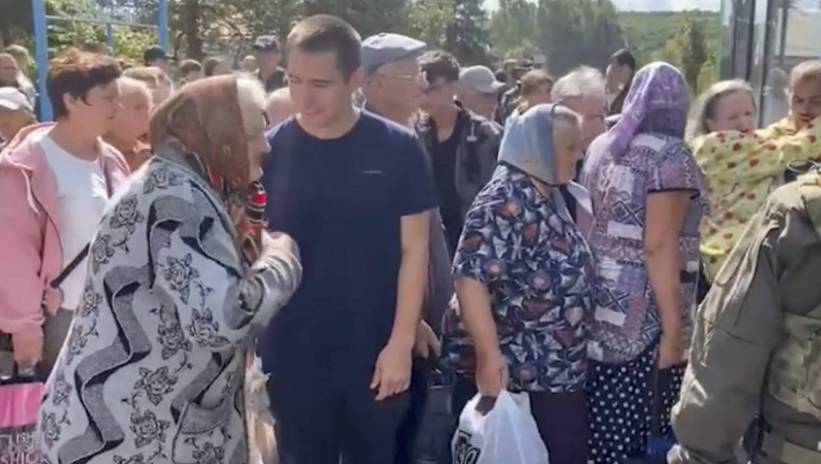 A handout photo made available by the Russian Emergency Ministry's press service shows people entering buses as they are evacuated from their homes in the border settlements of the Kursk region, Russia, 13 August 2024. About 200 residents of the Kursk region arrived in the Moscow region, including 162 children. Acting Governor of Kursk Region Alexey Smirnov stated that the situation in the region remains difficult with the Ukrainian Armed Forces currently in control of 28 settlements, home to around 2,000 people. According to Smirnov, some 121,000 people have been so far evacuated from the Kursk region. Fot. PAP/EPA/RUSSIAN EMERGENCIES MINISTRY HAN