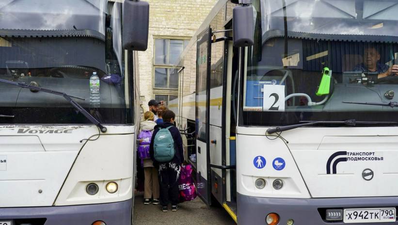 A handout photo made available by the Government of Kursk region of Russia shows people from the border districts of the Kursk region boarding buses to travel to children's camps in the Moscow region, in Kursk, Russia, 09 August 2024. More than 240 children from the border areas of the Kursk region went by bus to the Moscow region. According to Andrei Belostotsky, acting deputy governor of the Kursk region, at least four people were killed as a result of attacks by the Ukrainian Armed Forces in the Kursk region, while over 3,000 civilians were evacuated from border areas. Fot. PAP/EPA/GOVERNMENT OF KURSK REGION HANDO