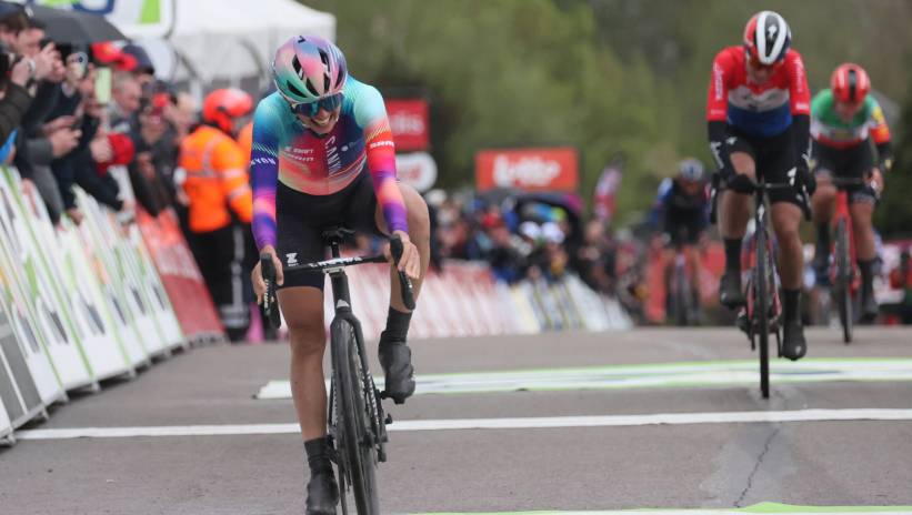 Polish rider Katarzyna Niewiadoma of Canyon//SRAM Racing celebrates winning in the Fleche Wallonne Feminine cycling race over 146km from Huy to Huy, Belgium, 17 April 2024. Fot. PAP/EPA/FRANCOIS WALSCHAERTS