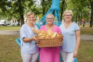 Od lewej: Magdalena Wala-Kiszka, Janina Skiba-Wala i Anita Byra, właścicielki Piekarni Cukierni Graham oraz sklep u Walowej w Rudniku nad Sanem. Fot. Tadeusz Poźniak