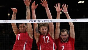 Matthew Anderson, Maxwell Holt, Aaron Russell of the US in action during the men's quarterfinals match between USA and Brazil at the Volleyball competitions in the Paris 2024 Olympic Games, at teh South Paris Arena in Paris, France, 05 August 2024. 
Fot. PAP/EPA/DANIEL IRUNGU